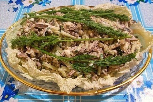 Вкусный салат с крабовым мясом и грибами
