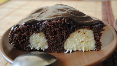Вкусный шоколадный пирог с шариками из творога