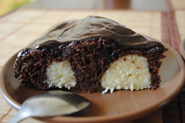Вкусный шоколадный пирог с шариками из творога