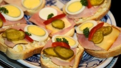 Вкусный сочный бутерброд с ветчиной