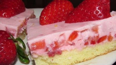 Вкусный торт «Ленивец» с клубникой