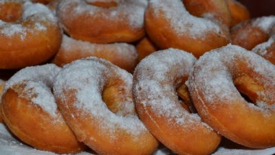 Воздушные пончики на дрожжах по-домашнему
