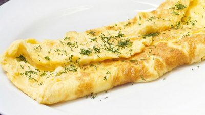 Воздушный омлет с сыром и укропом