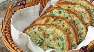 Хлеб с чесночным маслом в духовке