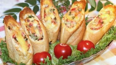 Хлебные стаканчики из багета с колбасой и брынзой