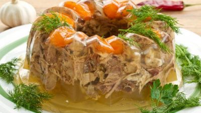 Холодец из курицы с овощами и зеленью
