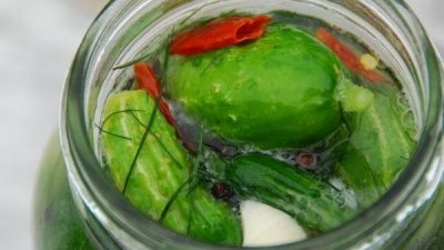 Холодные огурчики с перцем чили