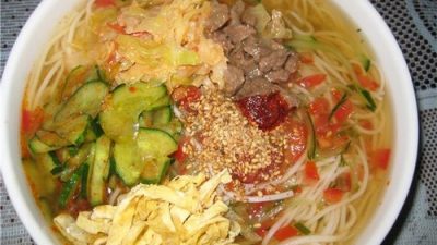 Холодный корейский суп «Кукси» с говядиной