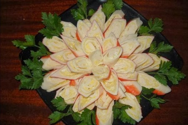 Хризантема из крабовых палочек с сыром