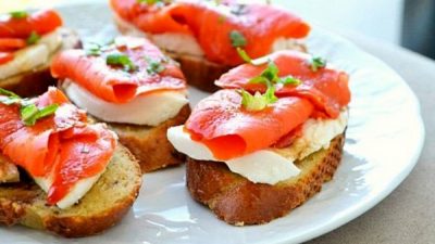 Хрустящие кростини с копченым лососем