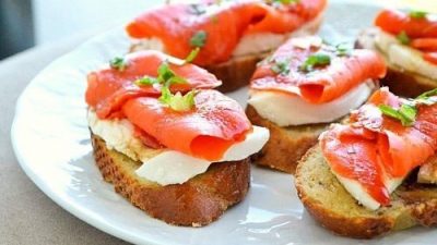 Хрустящие кростини с моцареллой и лососем