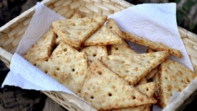 Хрустящие сырные крекеры по-домашнему