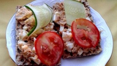 Хрустящие хлебцы с тунцом