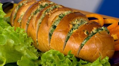 Хрустящий батон с сыром и чесноком в духовке