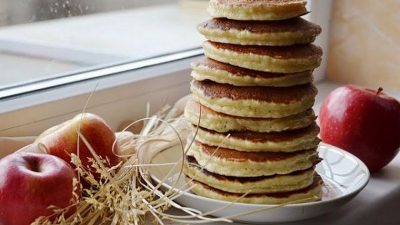 Яблочные панкейки на овсяной крупе