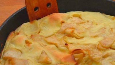 Яблочный немецкий панкейк с корицей