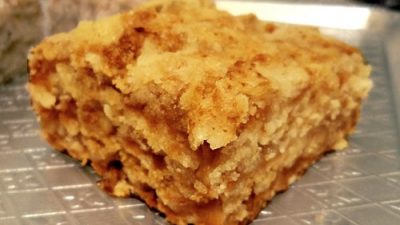 Яблочный пирог с лимоном и манной крупой