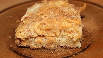 Яблочный пирог с манкой и корицей