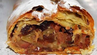 Яблочный штрудель с клюквой и сухофруктами