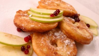 Яблоки в кляре на десерт
