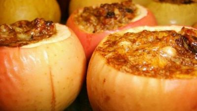 Яблоки запеченные с грецкими орехами в мультиварке