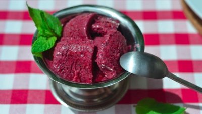 Ягодно-йогуртовое мороженое со сливками