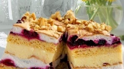 Ягодный слоеный пляцок с меренгой