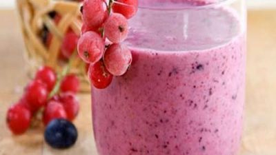 Ягодный смузи с апельсиновым соком и медом