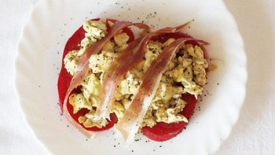 Яичница-болтунья с прошутто и песто