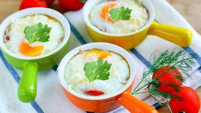 Яичница под сыром с помидорами черри