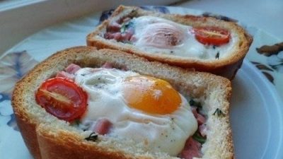 Яичница с беконом и помидорами в хлебе