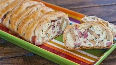 Яичница с грибами и колбасой в слоеном тесте