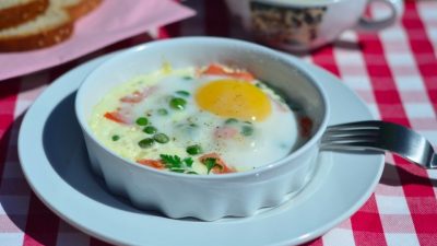 Яичница с помидорами и горошком в духовке