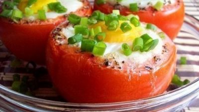 Яичница с зеленью в помидорах