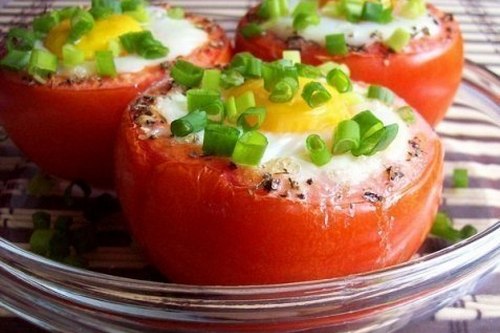 Яичница с зеленью в помидорах