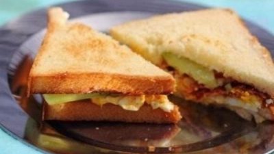Яичные сэндвичи с беконом и огурцом