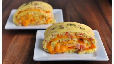 Яичный рулет с ветчиной, перцем и сыром