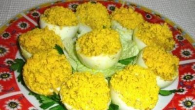 Яйца фаршированные паштетом со сметаной и орехами