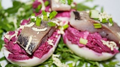 Яйца фаршированные свеклой, сыром и сельдью