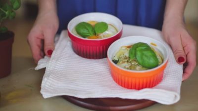 Яйца кокот с креветками и брокколи