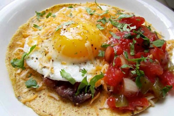 Яйца по-мексикански с томатным соусом