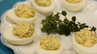 Яйца с начинкой из тунца и сыра в фисташках