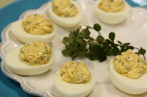 Яйца с начинкой из тунца и сыра в фисташках