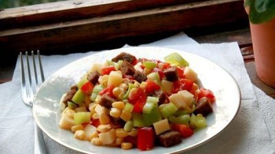 Яркий салат с перцем и кукурузой