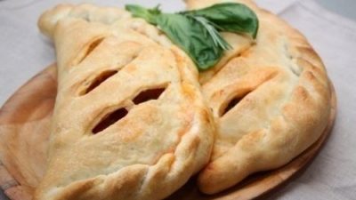 Закрытая пицца кальцоне с овощами и базиликом