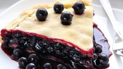Закрытый пирог со свежими ягодами