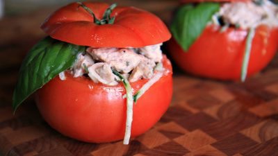 Закуска из куриной грудки в помидорках