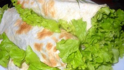 Закуска из лаваша с курицей и овощами