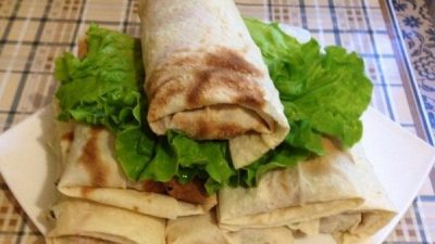 Закуска из тонкого лаваша и жареной курицы