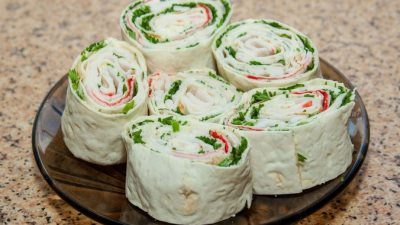 Закуска из тонкого лаваша с крабовой начинкой